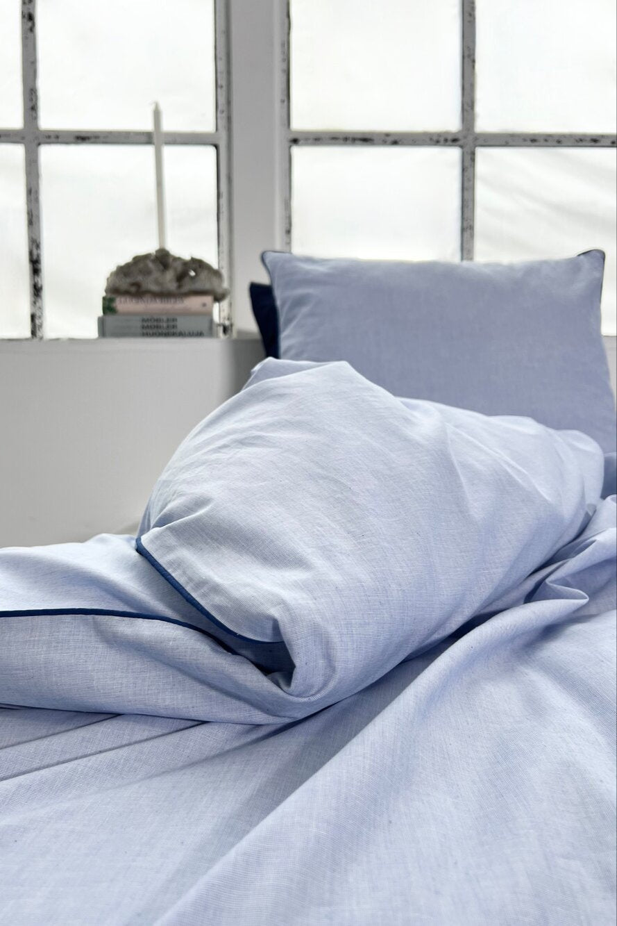 Chambre sengetøj, 140x220 cm - Lys Blå/Navy piping